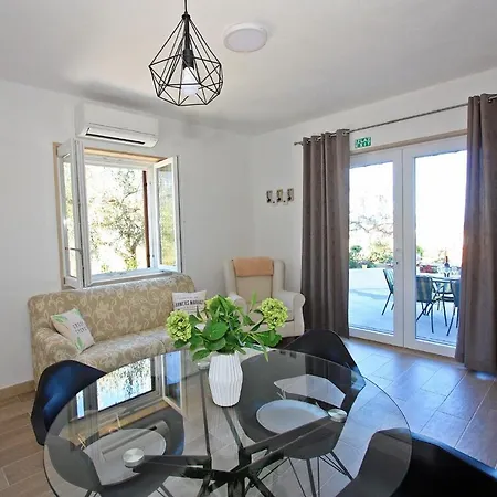 Apartment Mika - 150m From The Sea Postira