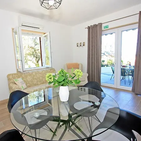 Apartment Mika - 150m From The Sea *
