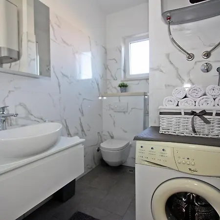 Apartment Mika - 150m From The Sea *